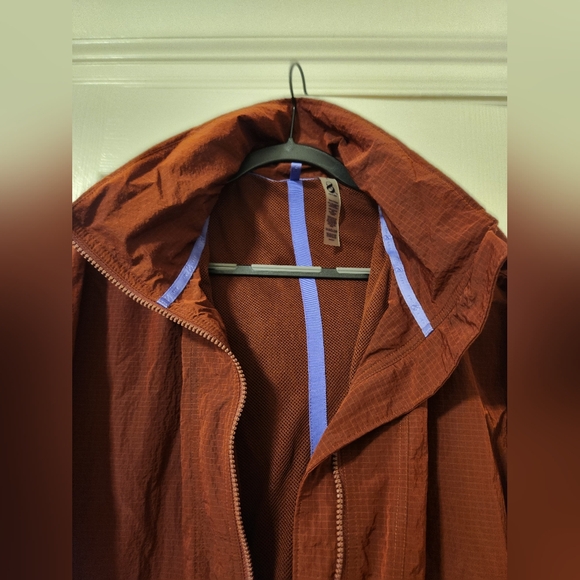 Lou & Grey Womens Burgundy Windbreaker with Blue Trim And Hood. - Picture 6 of 12